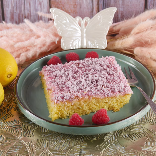 zitronenkuchen vom Blech mit fruchtigen bunten Kokosraspeln